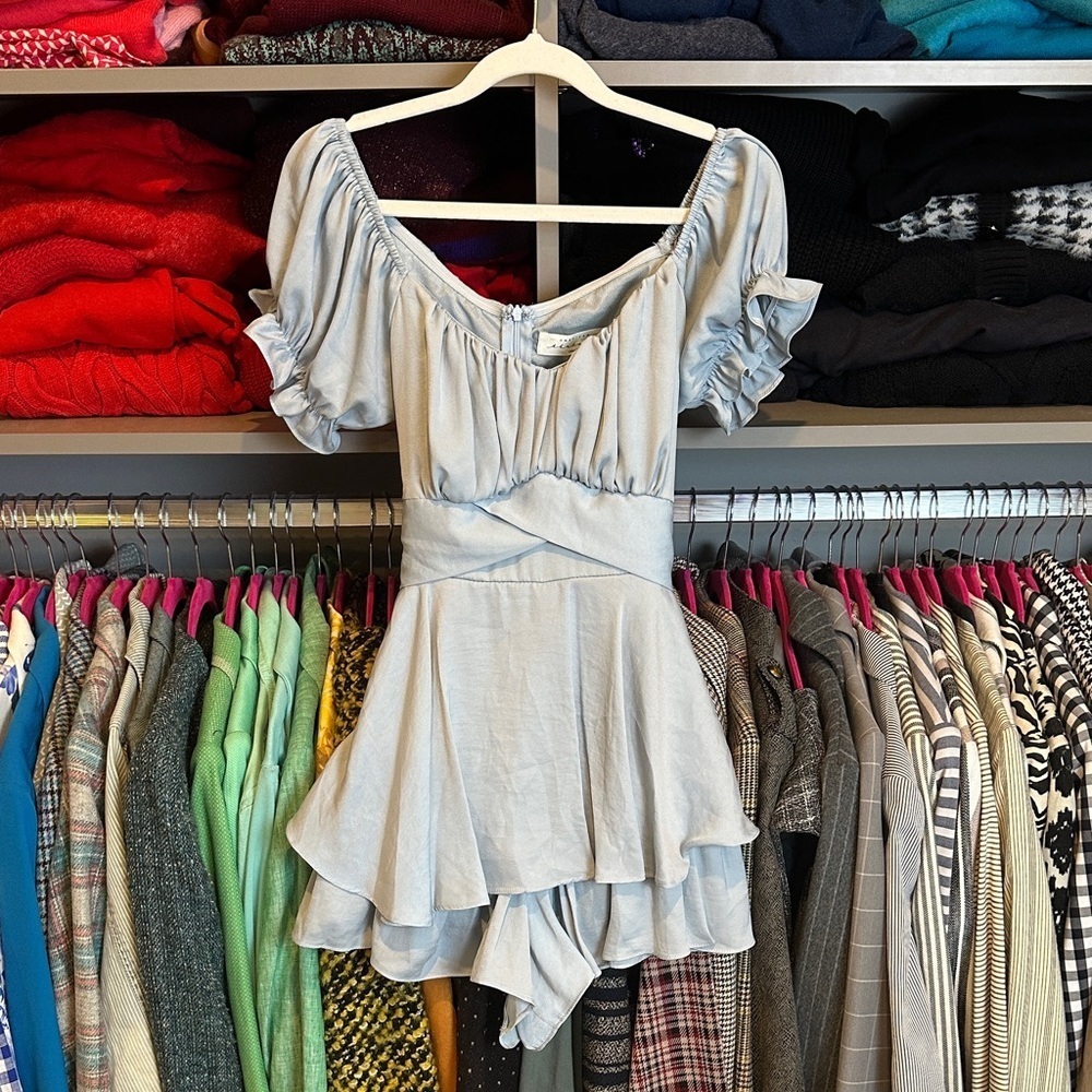American Threads pale blue short sleeve ruffled back tie back zipper romper S